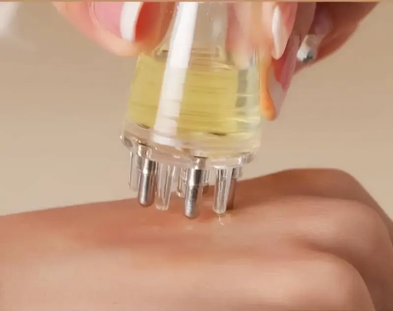 Wielofunkcyjny aplikator do wcierek biały