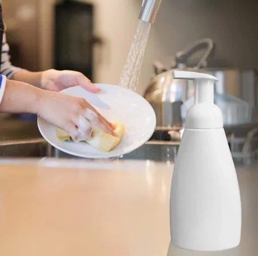 Spieniający dozownik do płynów biały