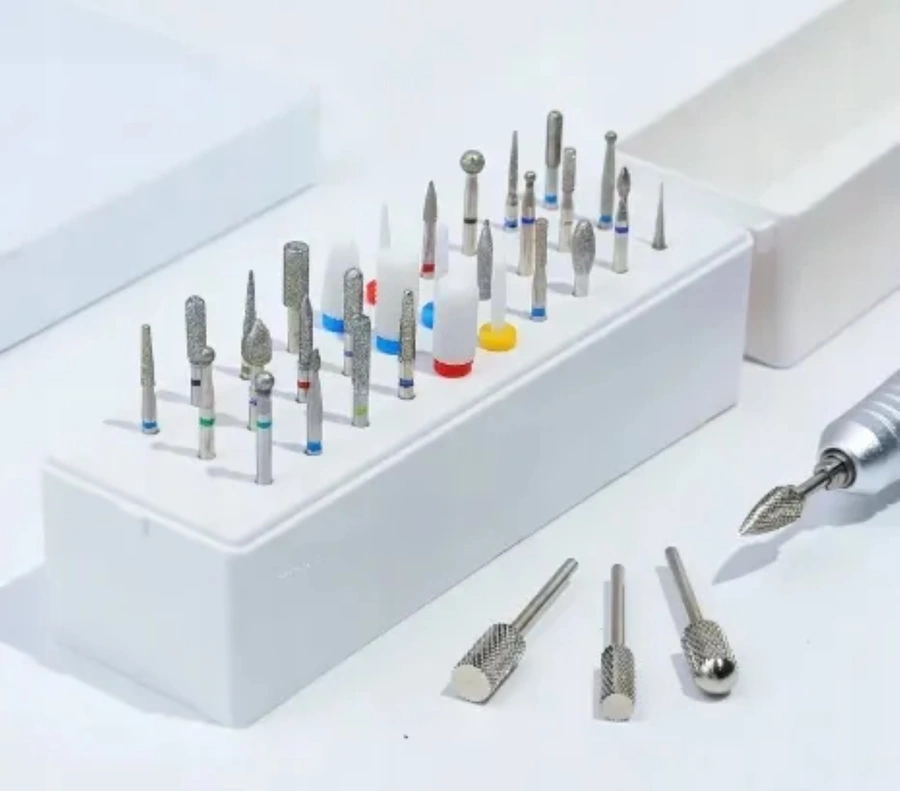 Pudełko zamykane na 30 frezów do paznokci 13 x 6 cm