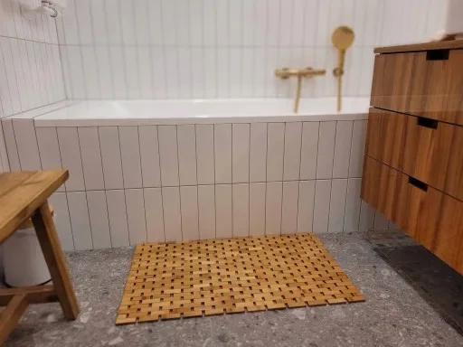 Antypoślizgowy chodnik łazienkowy z bambusa 80 x 50 cm